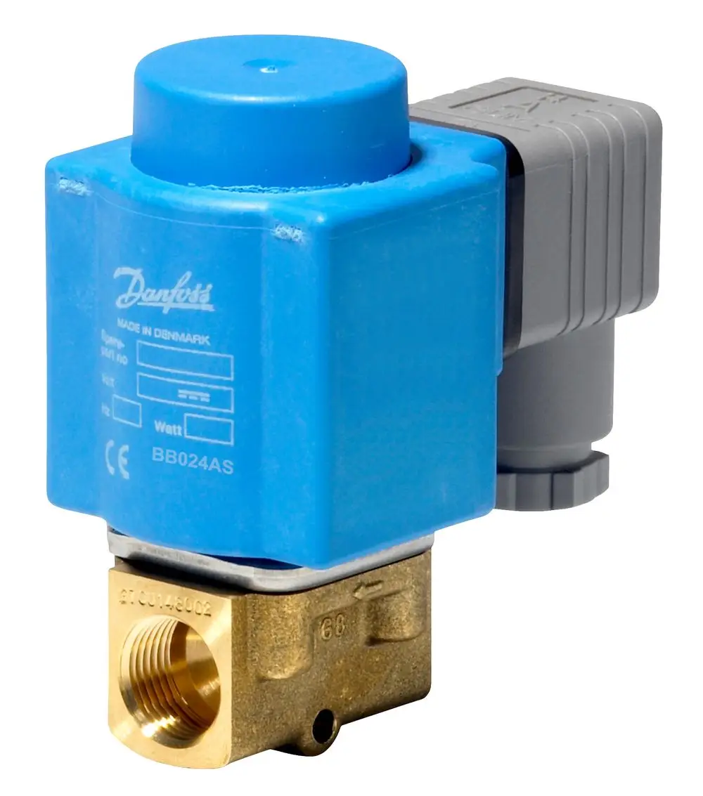 Magnetventil von Danfoss mit einem blauen Gehäuse und einem Messinganschluss. Auf dem Gehäuse sind technische Informationen und Anschlussdetails sichtbar.